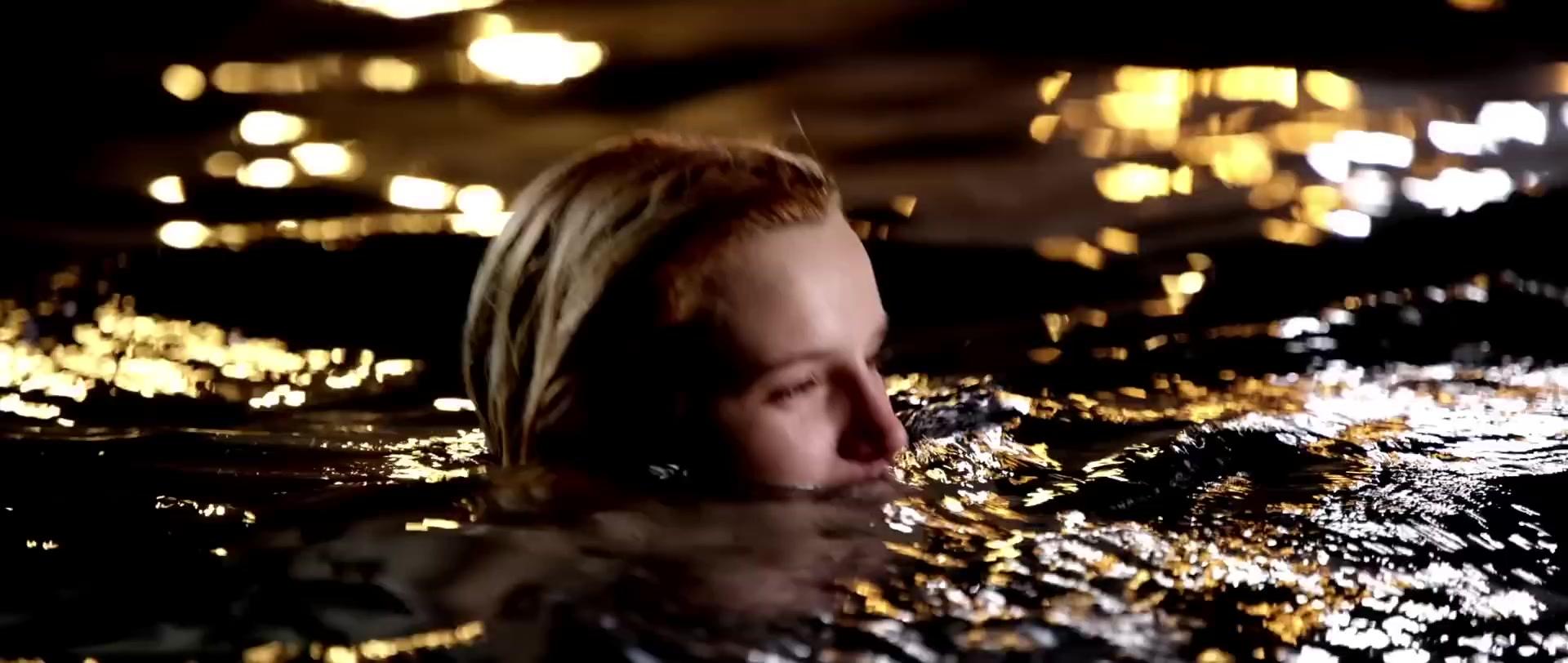 Bella_BurnSoBright_MV_MidnightSun_BTD_366.jpg