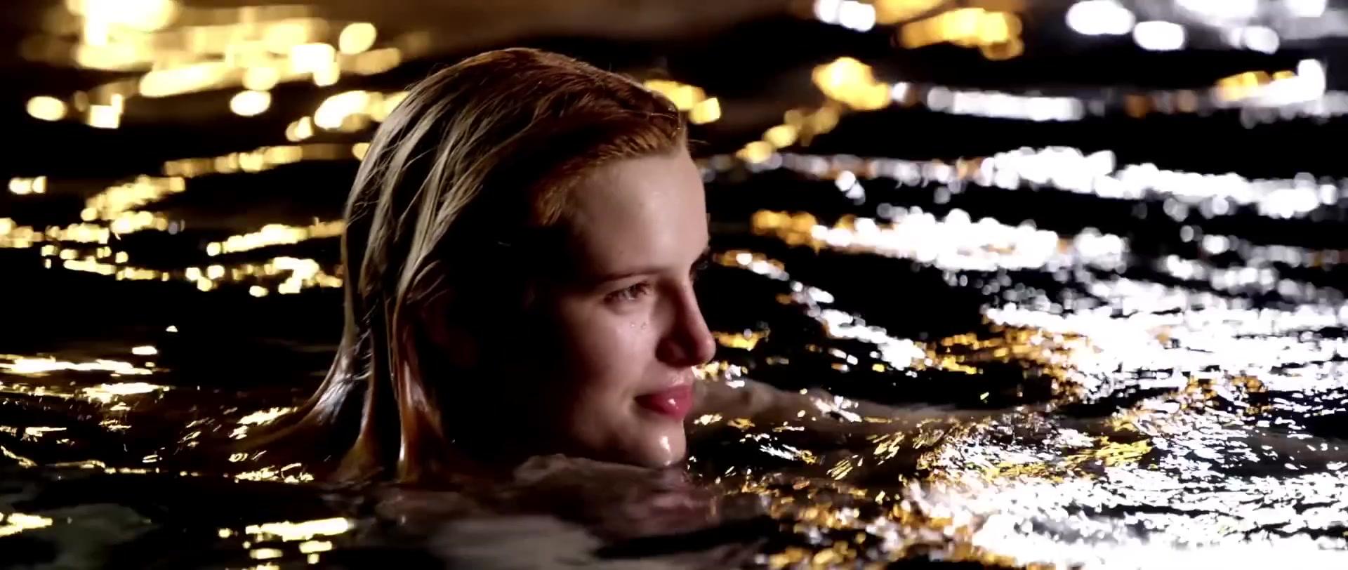 Bella_BurnSoBright_MV_MidnightSun_BTD_367.jpg