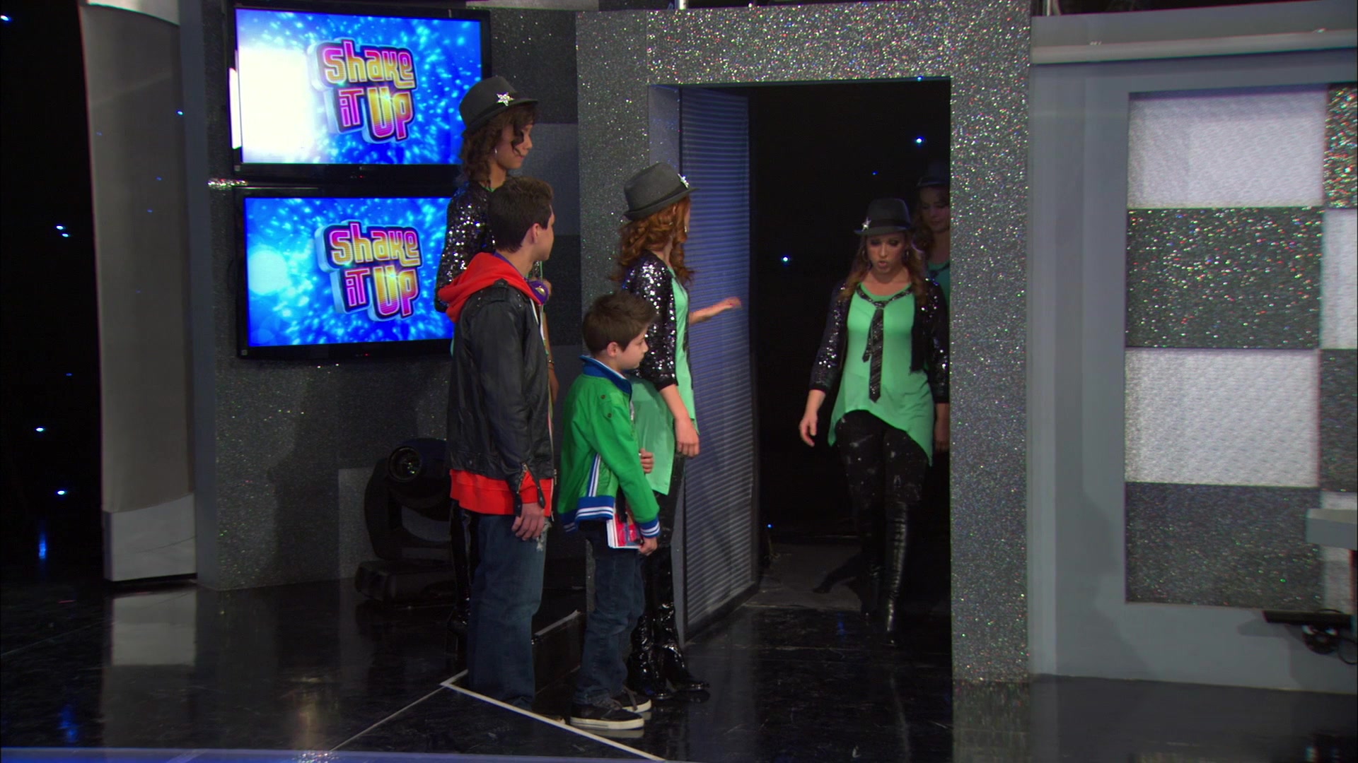Good_Luck_Charlie_S02E13_1080p_BTD_002314.jpg Good_Luck_Charlie_S02E13_1080p_BTD_002314.jpg