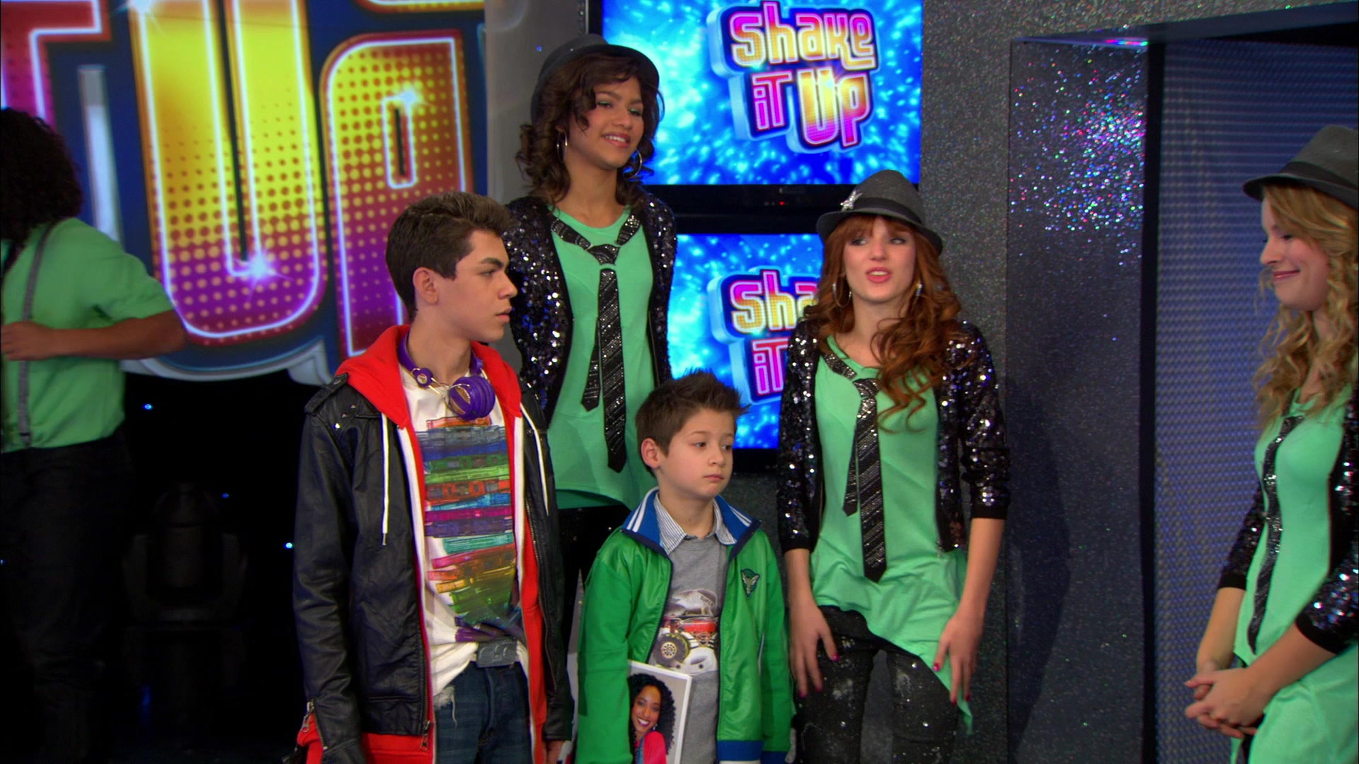 Good_Luck_Charlie_S02E13_1080p_BTD_002348.jpg Good_Luck_Charlie_S02E13_1080p_BTD_002348.jpg