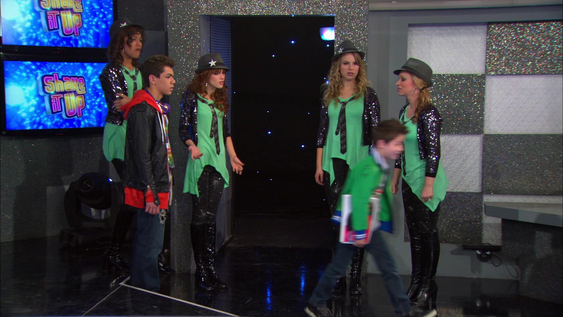 Good_Luck_Charlie_S02E13_1080p_BTD_002375.jpg Good_Luck_Charlie_S02E13_1080p_BTD_002375.jpg