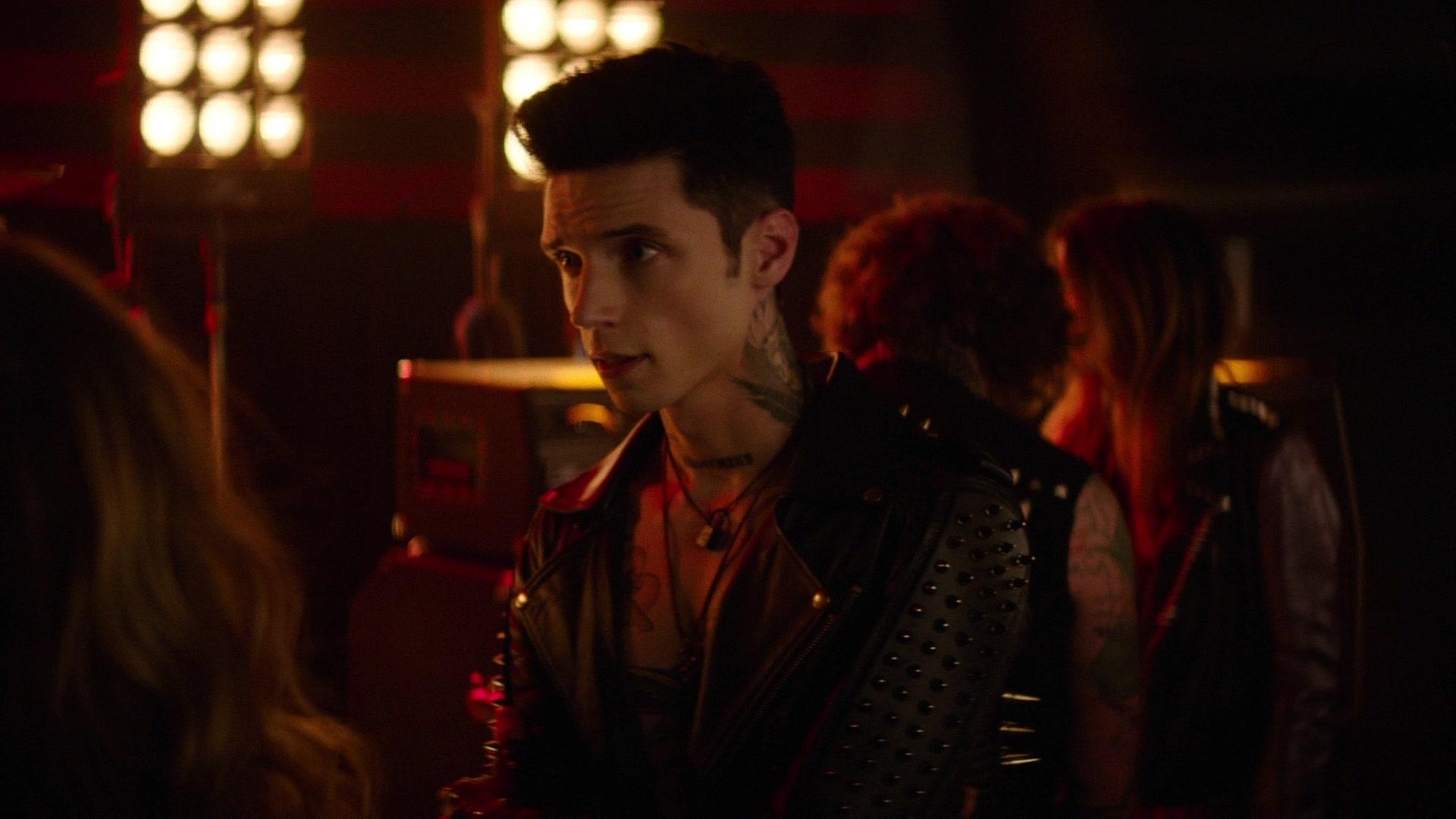 Paradise_City_2021_S01E01_1080p_BTD_004050.jpg