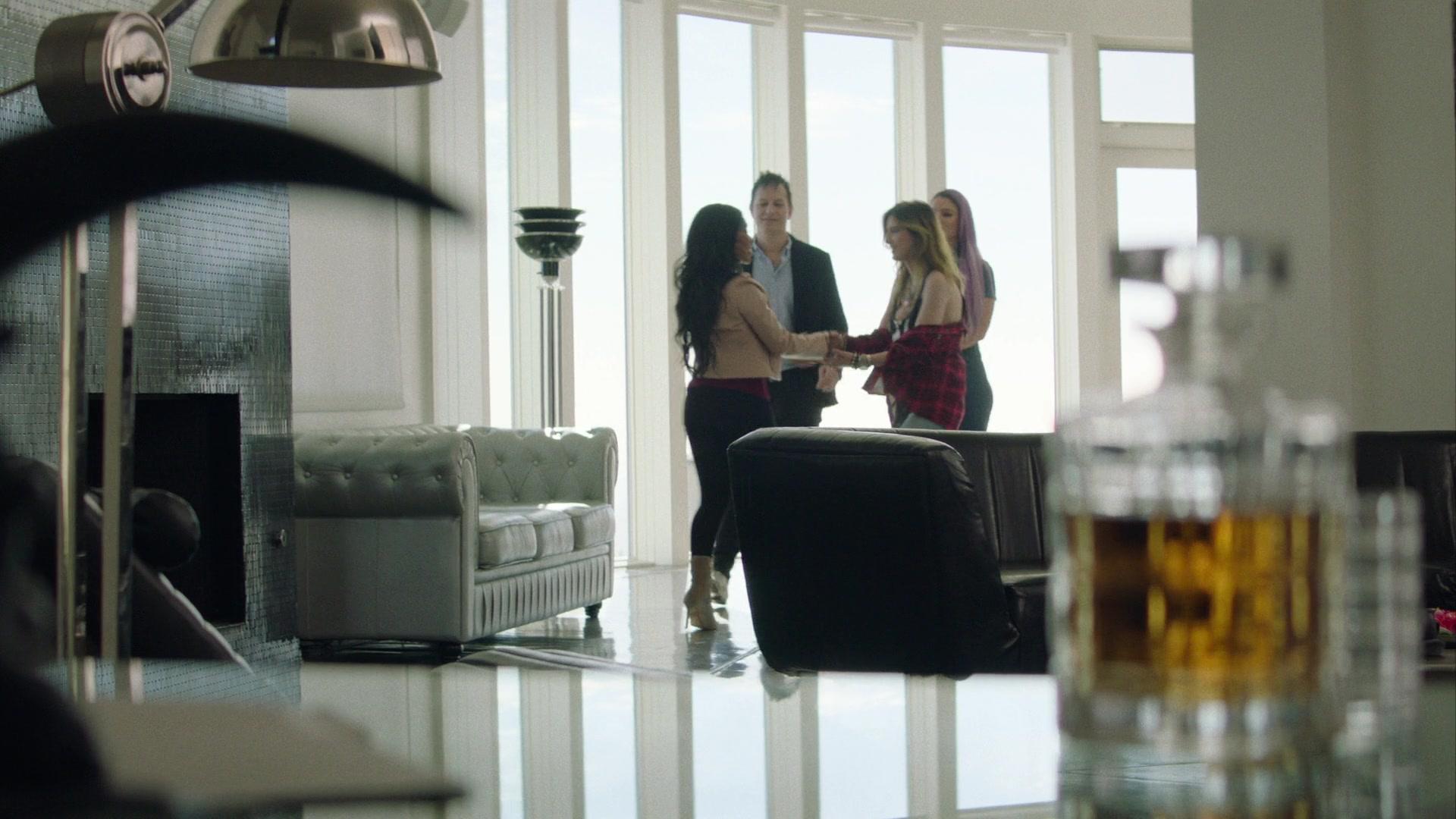 Paradise_City_2021_S01E08_1080p_BTD_000203.jpg