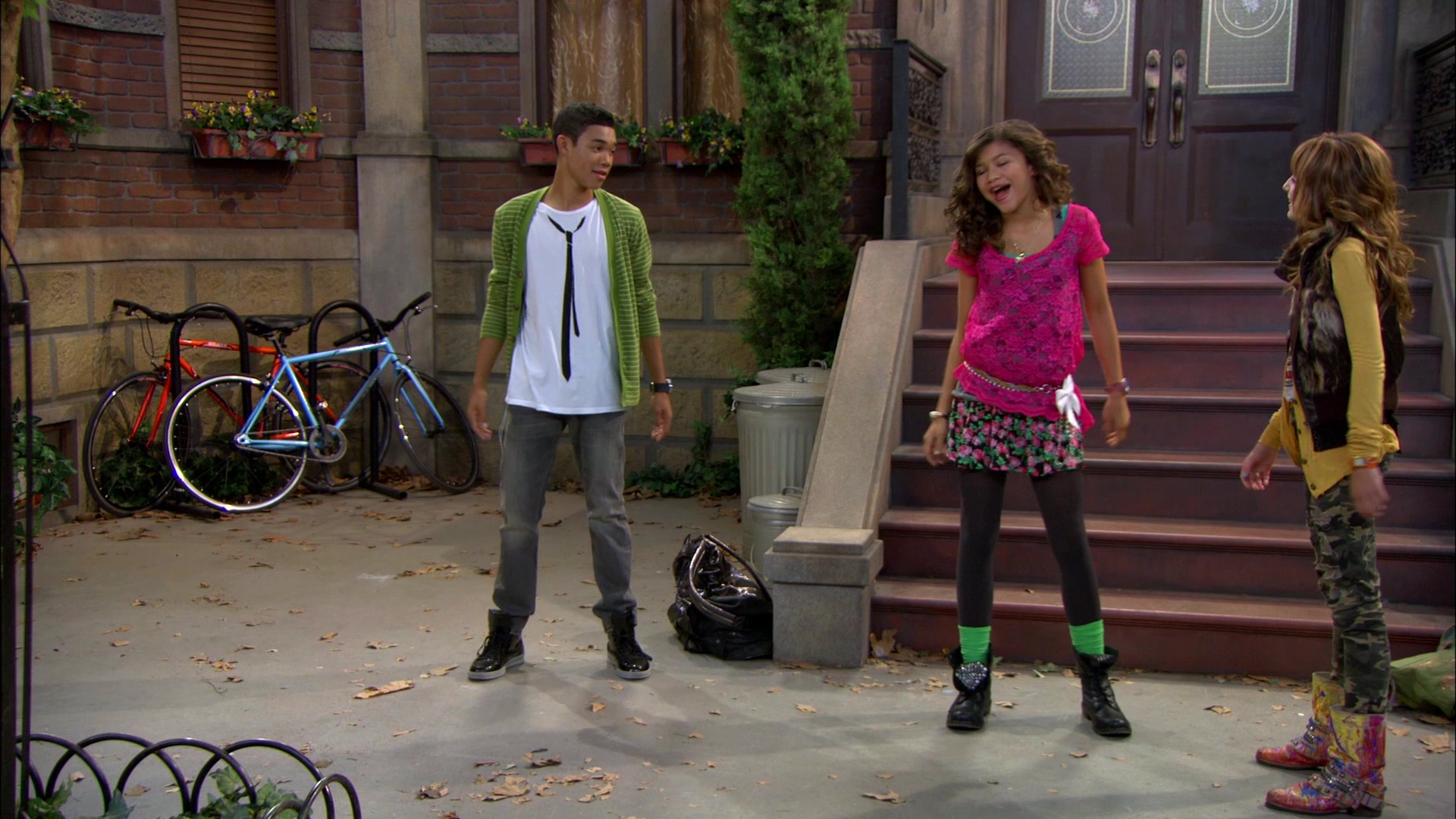 Shake_It_Up_S01E01_1080p_BTD_001264.jpg