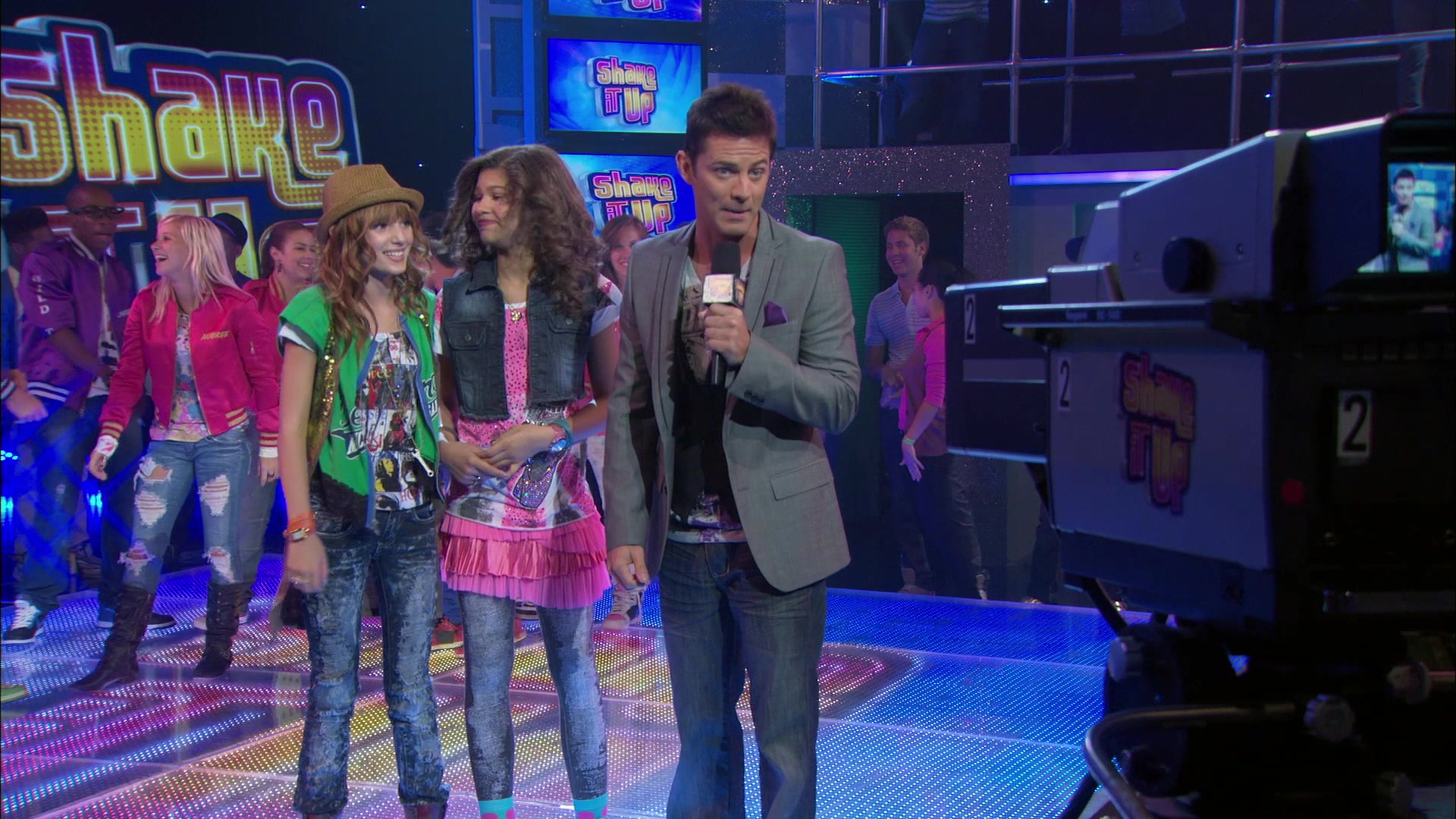 Shake_It_Up_S01E01_1080p_BTD_002870.jpg