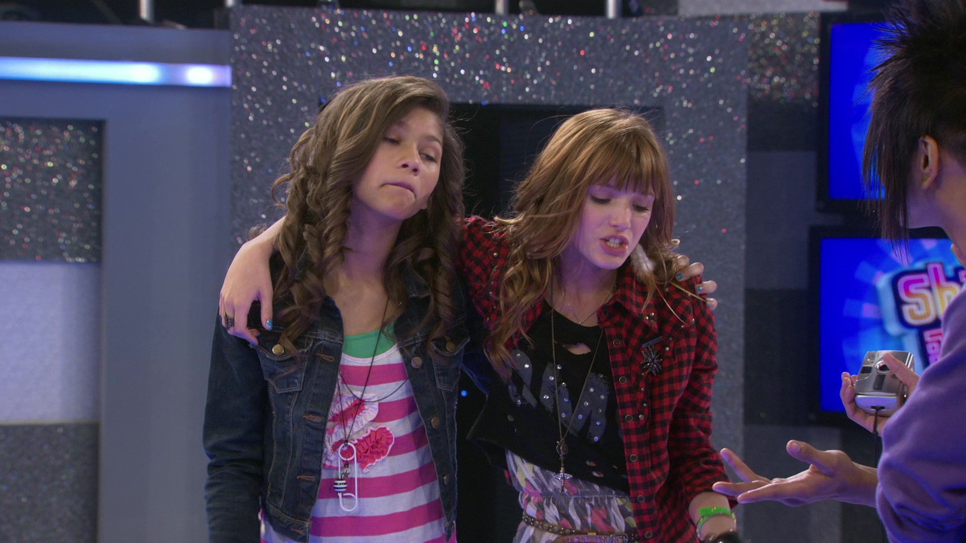 Shake_It_Up_S01E02_1080p_BTD_000214.jpg