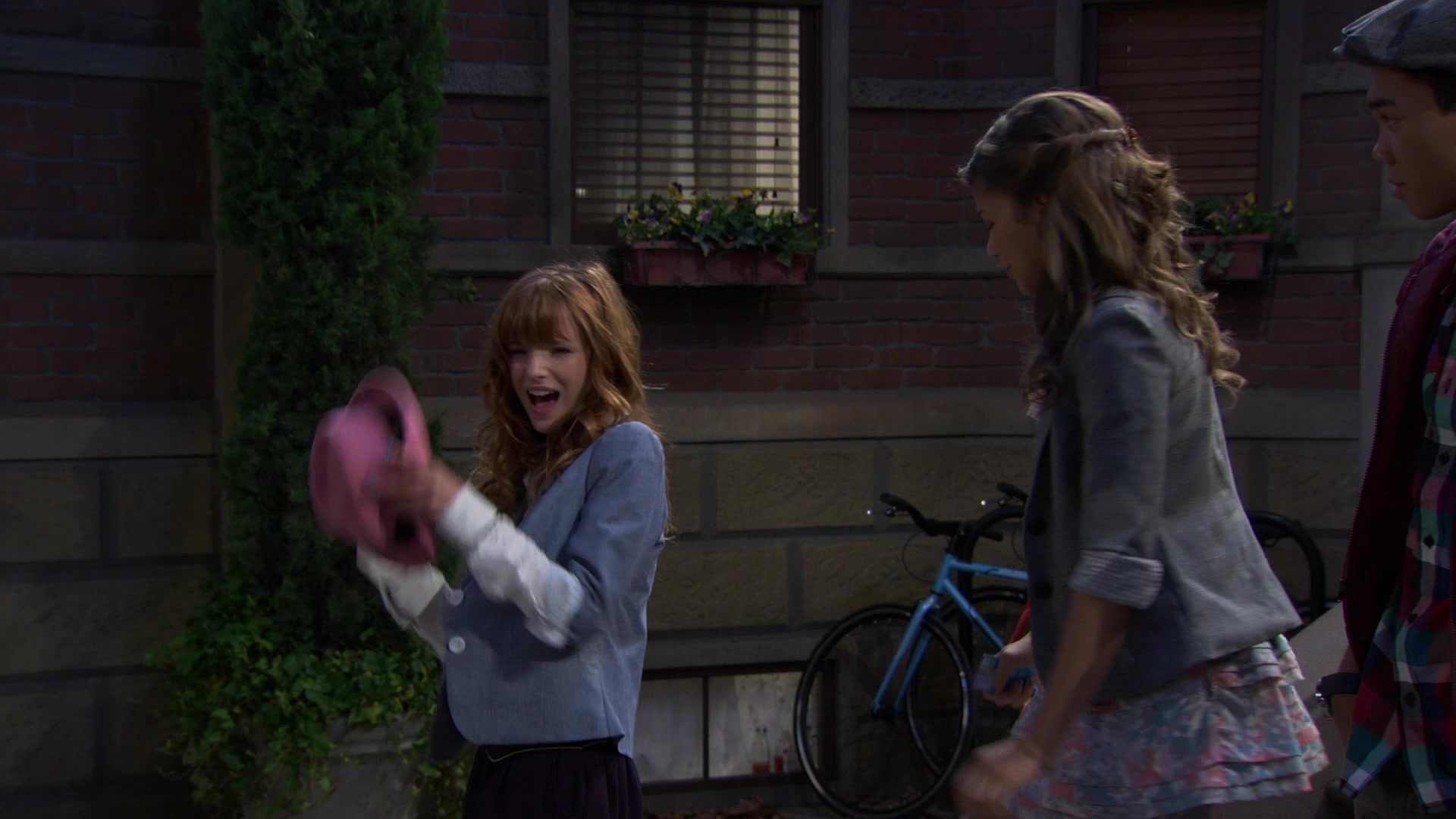 Shake_It_Up_S01E02_1080p_BTD_001133.jpg Shake_It_Up_S01E02_1080p_BTD_001133.jpg