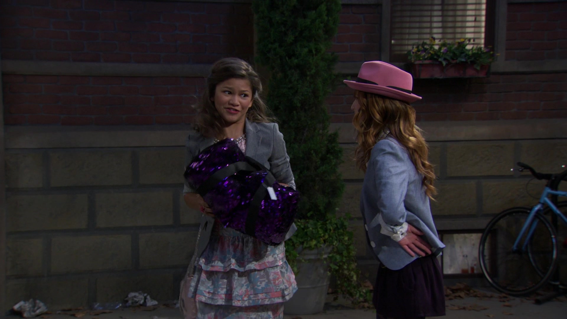 Shake_It_Up_S01E02_1080p_BTD_001140.jpg Shake_It_Up_S01E02_1080p_BTD_001140.jpg
