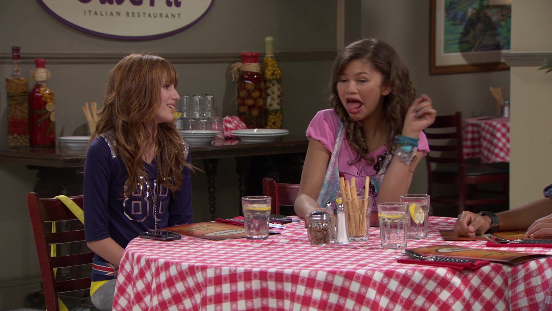 Shake_It_Up_S01E02_1080p_BTD_001449.jpg