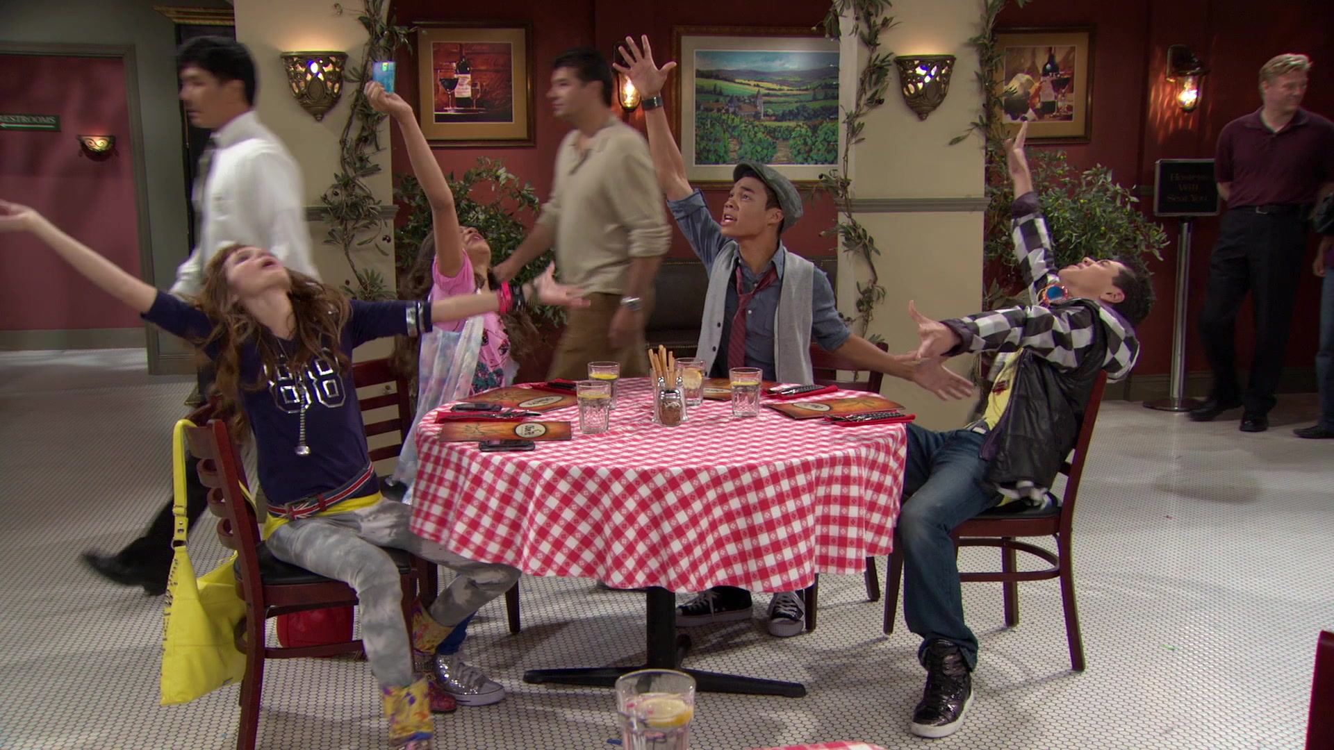 Shake_It_Up_S01E02_1080p_BTD_001476.jpg Shake_It_Up_S01E02_1080p_BTD_001476.jpg