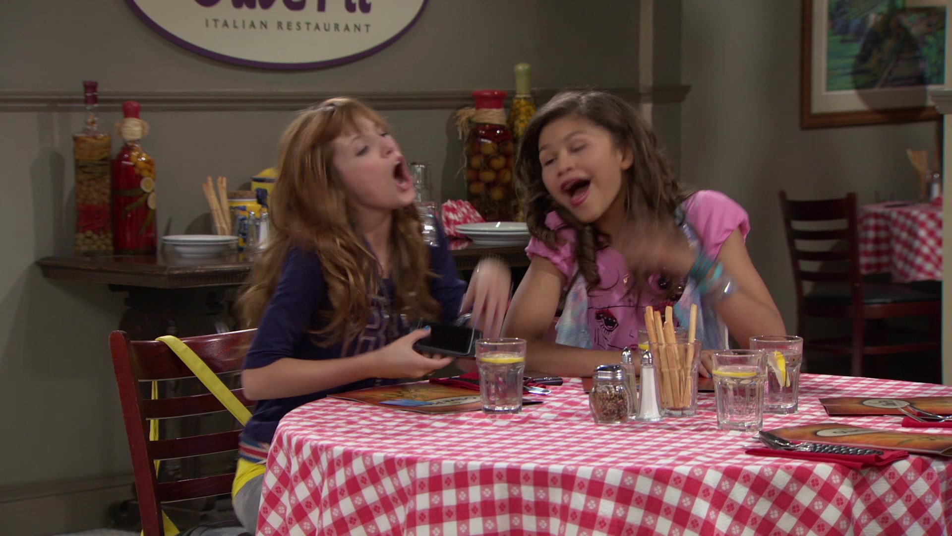 Shake_It_Up_S01E02_1080p_BTD_001490.jpg Shake_It_Up_S01E02_1080p_BTD_001490.jpg