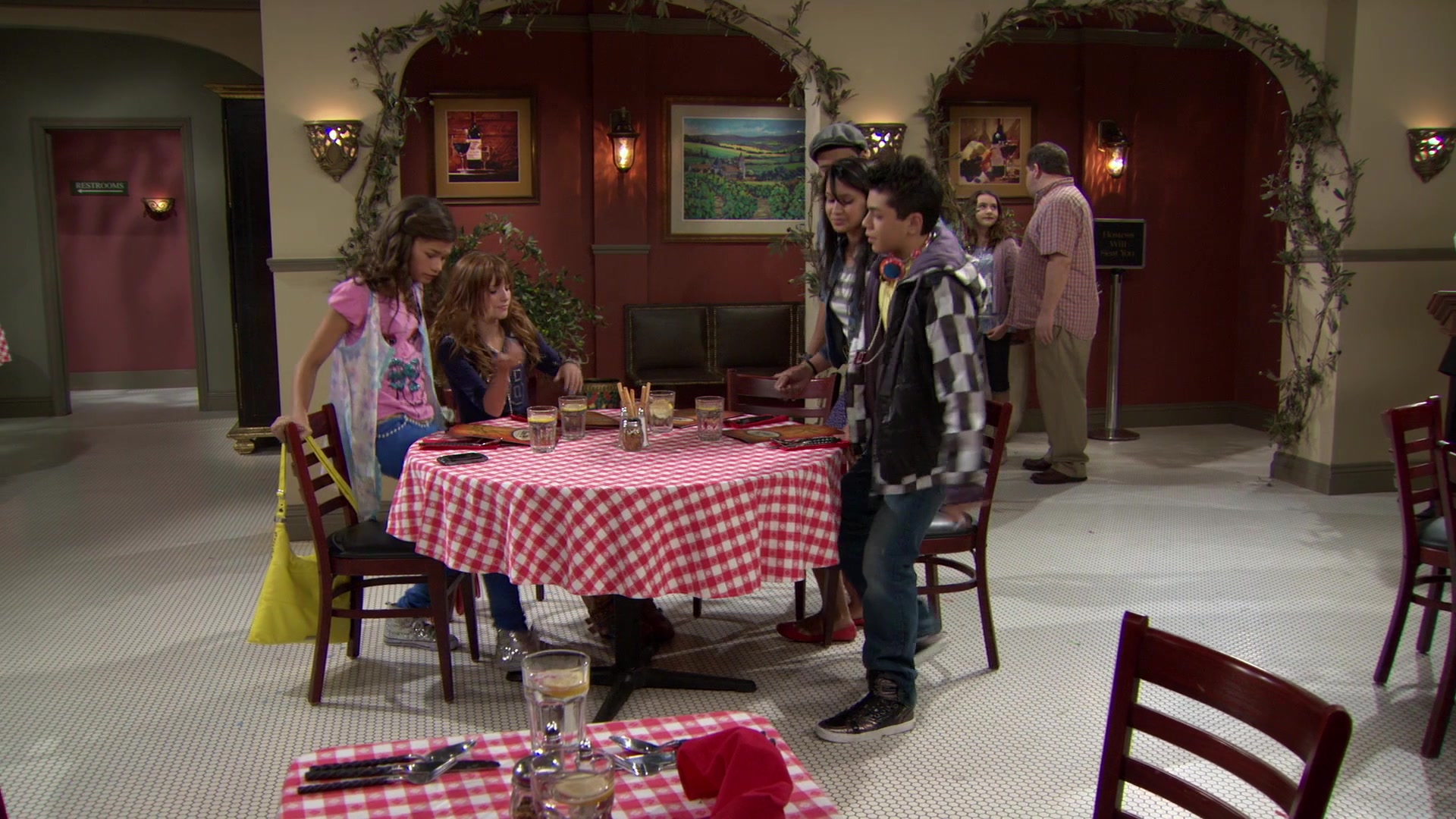 Shake_It_Up_S01E02_1080p_BTD_001748.jpg Shake_It_Up_S01E02_1080p_BTD_001748.jpg