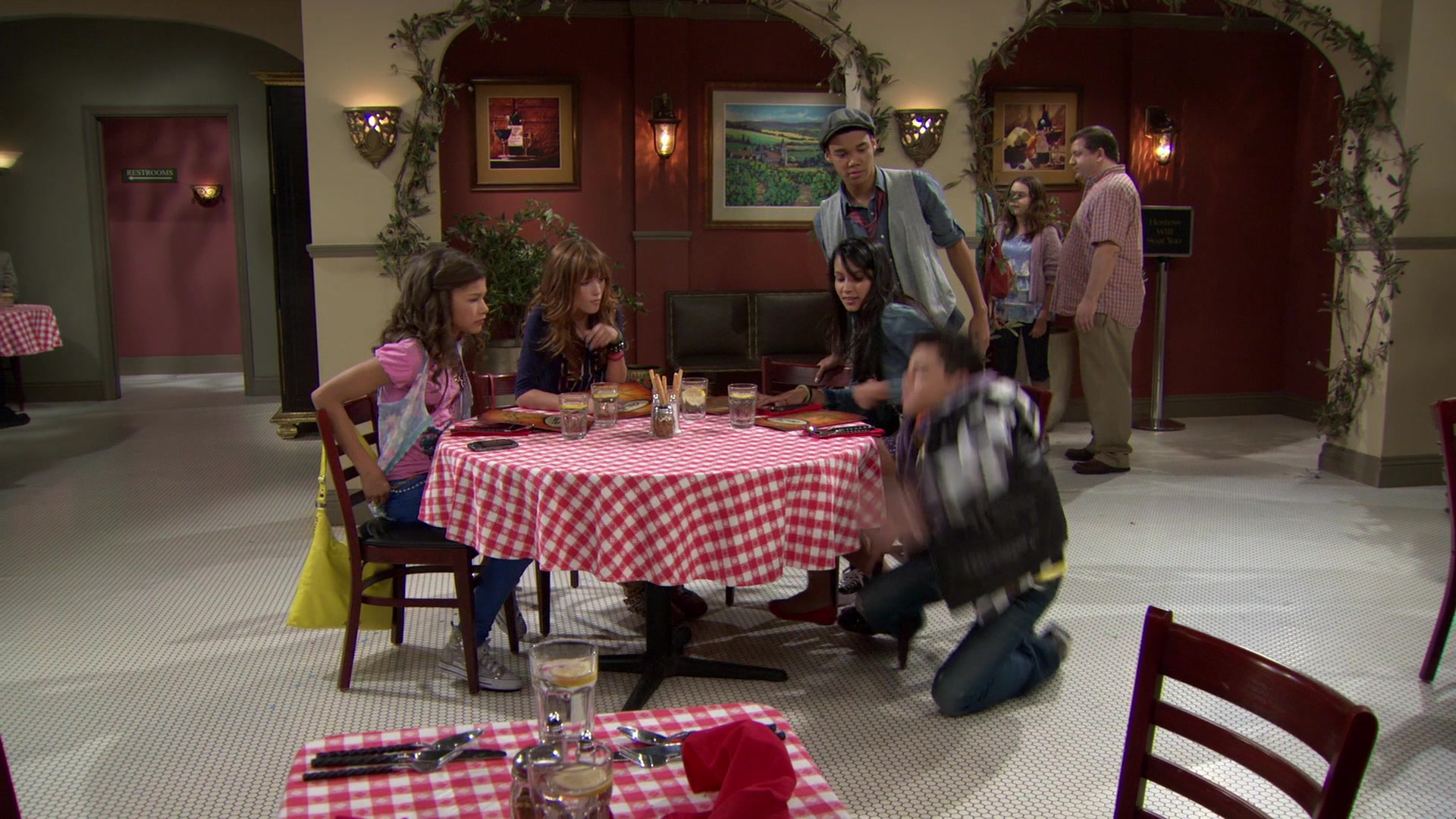 Shake_It_Up_S01E02_1080p_BTD_001750.jpg