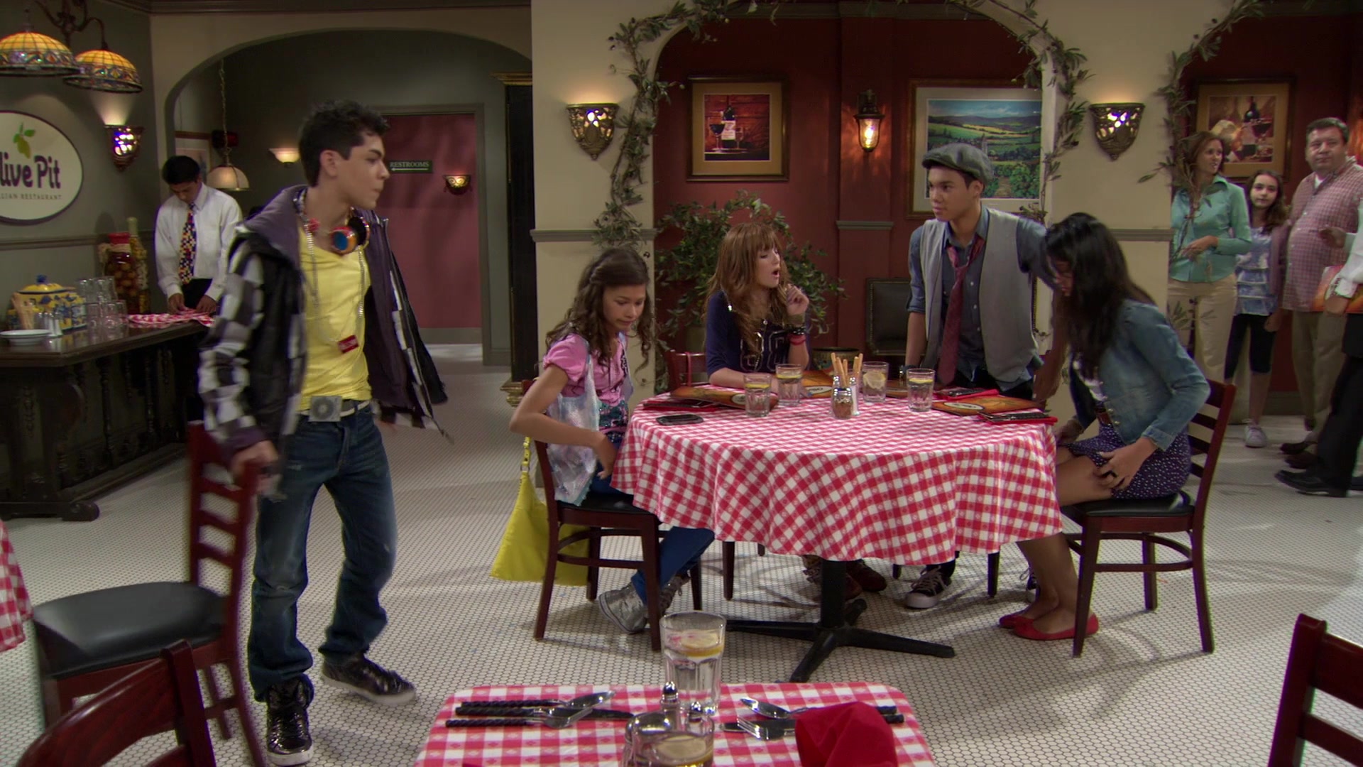 Shake_It_Up_S01E02_1080p_BTD_001758.jpg