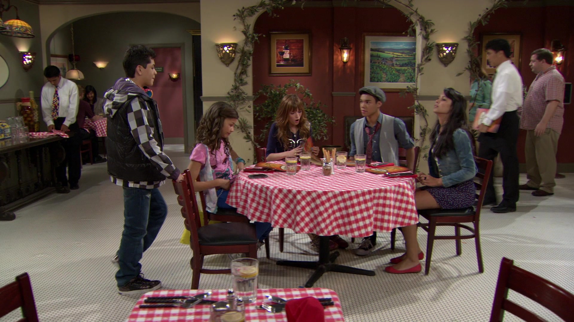 Shake_It_Up_S01E02_1080p_BTD_001760.jpg Shake_It_Up_S01E02_1080p_BTD_001760.jpg