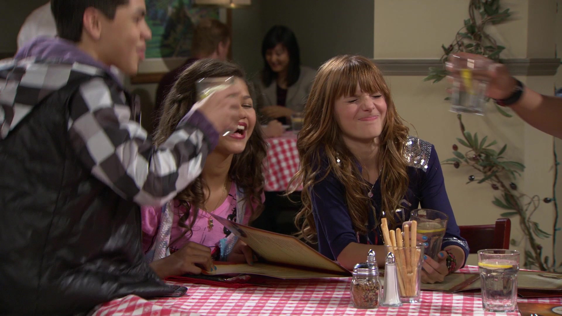 Shake_It_Up_S01E02_1080p_BTD_001857.jpg Shake_It_Up_S01E02_1080p_BTD_001857.jpg