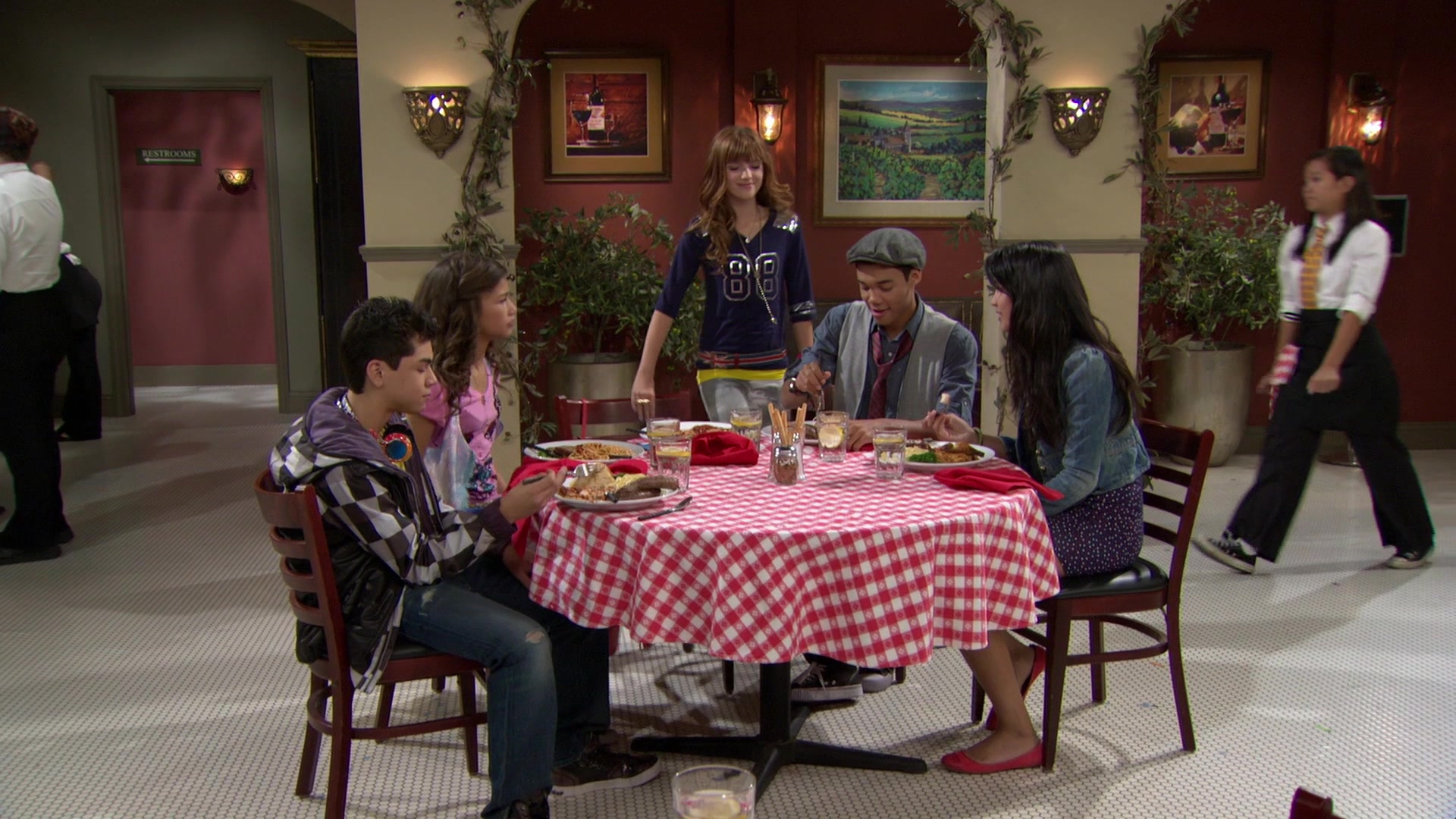 Shake_It_Up_S01E02_1080p_BTD_002018.jpg