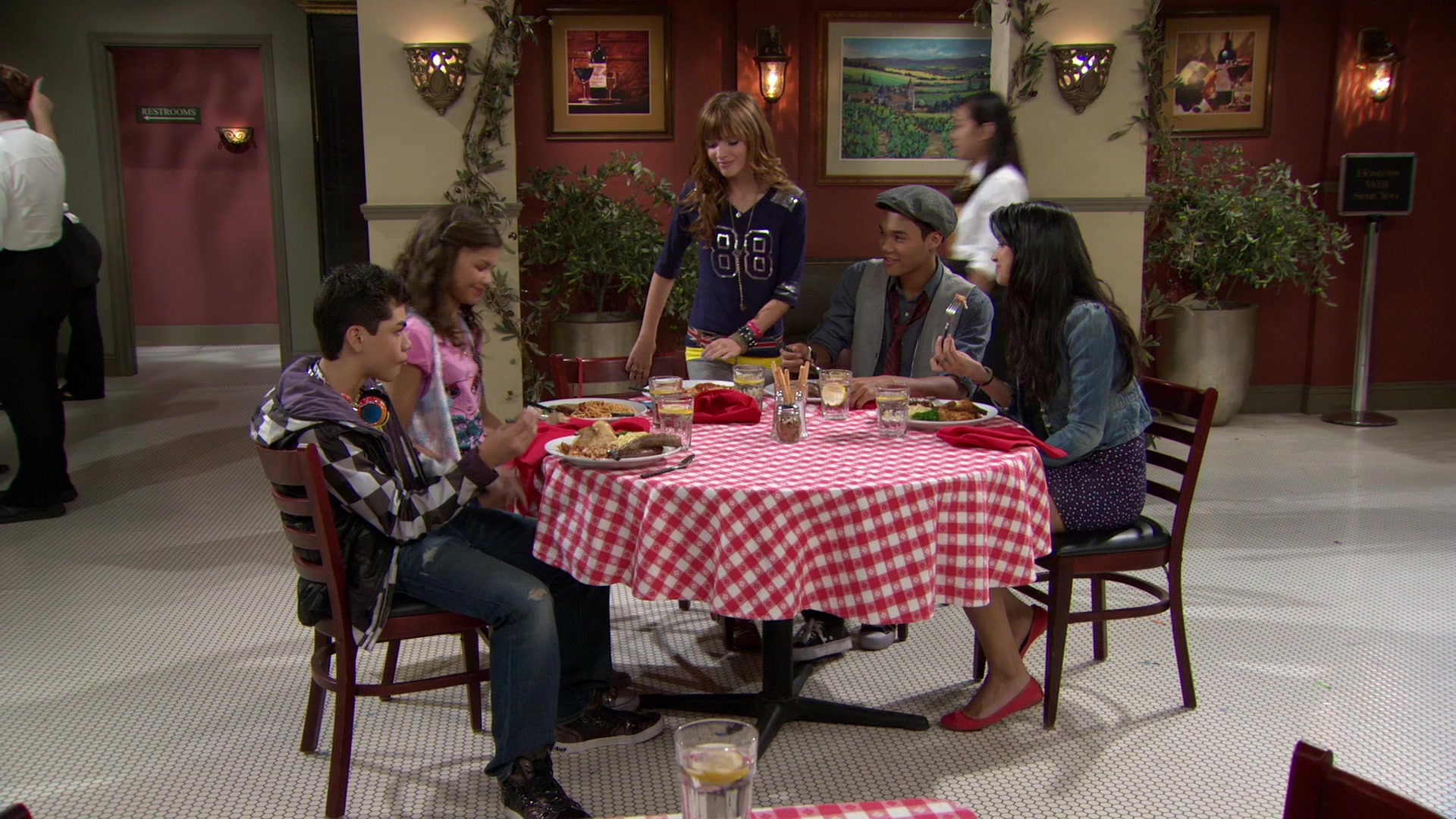 Shake_It_Up_S01E02_1080p_BTD_002020.jpg Shake_It_Up_S01E02_1080p_BTD_002020.jpg