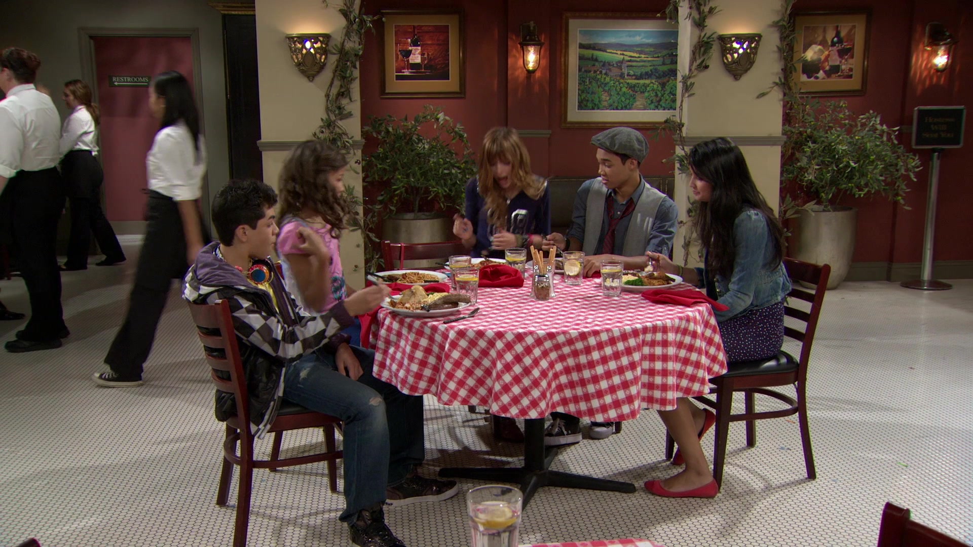 Shake_It_Up_S01E02_1080p_BTD_002024.jpg Shake_It_Up_S01E02_1080p_BTD_002024.jpg