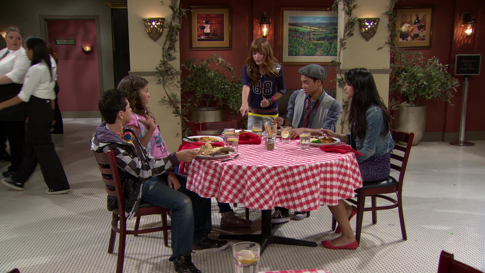 Shake_It_Up_S01E02_1080p_BTD_002025.jpg Shake_It_Up_S01E02_1080p_BTD_002025.jpg