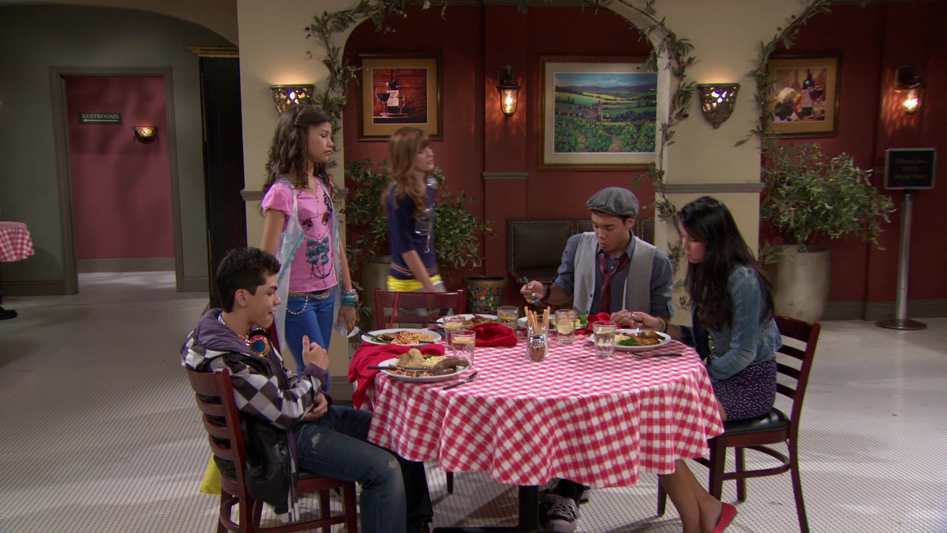 Shake_It_Up_S01E02_1080p_BTD_002152.jpg