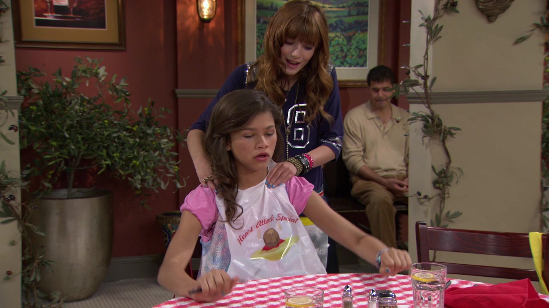 Shake_It_Up_S01E02_1080p_BTD_002338.jpg Shake_It_Up_S01E02_1080p_BTD_002338.jpg