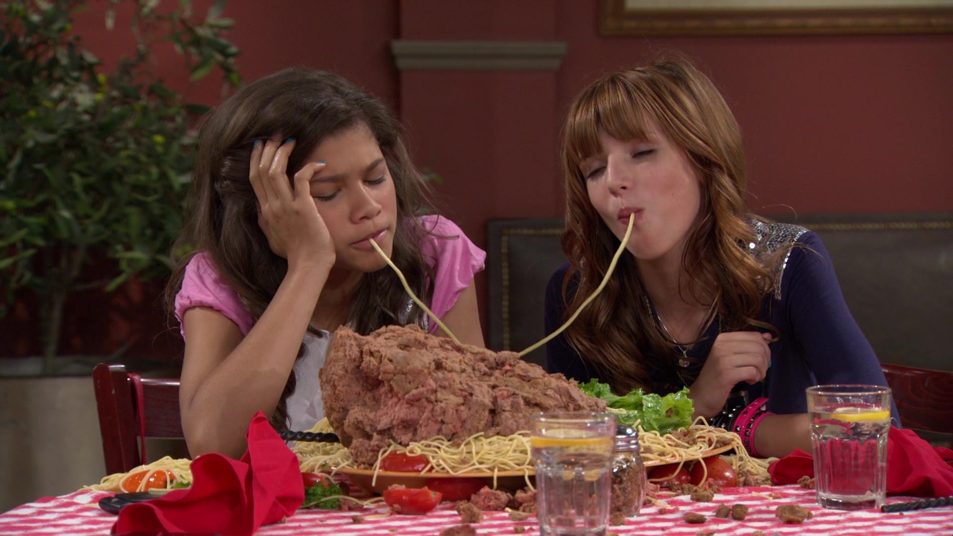 Shake_It_Up_S01E02_1080p_BTD_002527.jpg Shake_It_Up_S01E02_1080p_BTD_002527.jpg