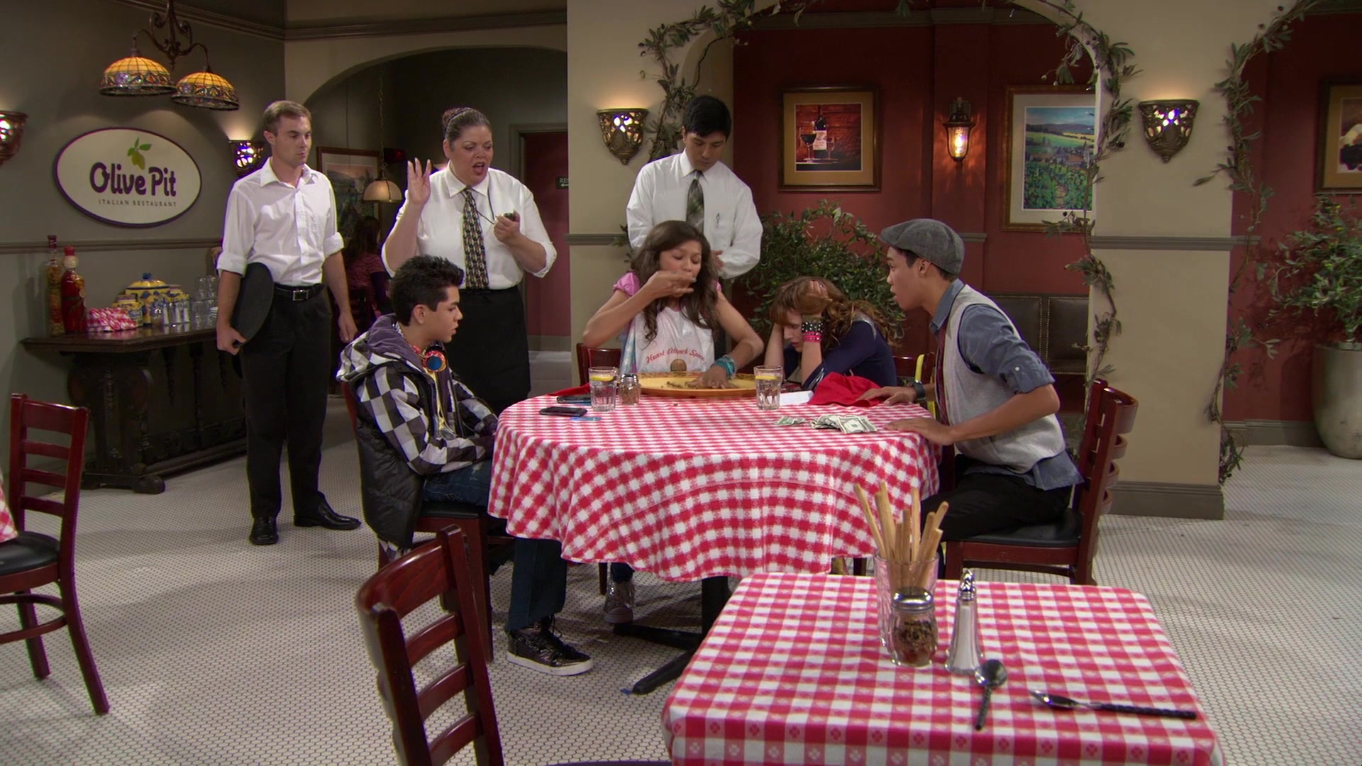 Shake_It_Up_S01E02_1080p_BTD_002822.jpg Shake_It_Up_S01E02_1080p_BTD_002822.jpg