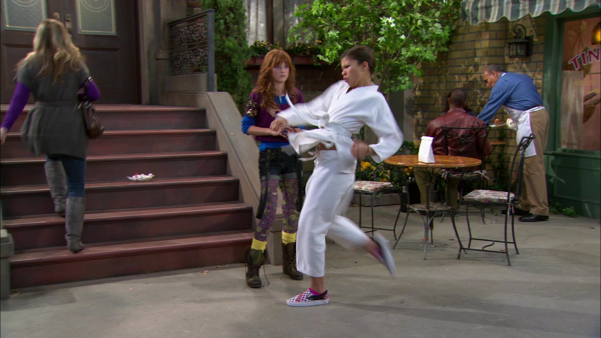 Shake_It_Up_S01E05_1080p_BTD_002107.jpg Shake_It_Up_S01E05_1080p_BTD_002107.jpg