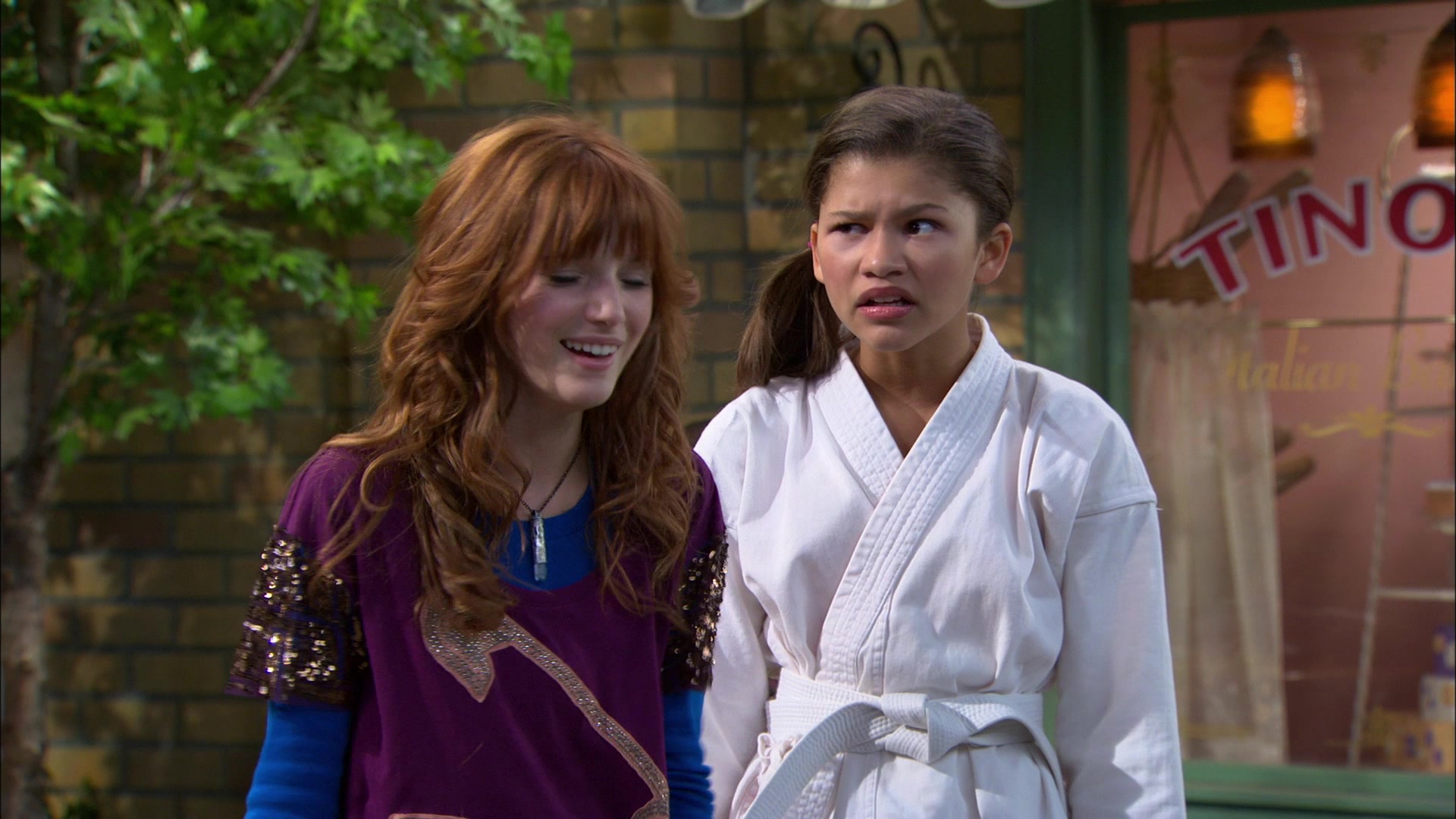 Shake_It_Up_S01E05_1080p_BTD_002245.jpg