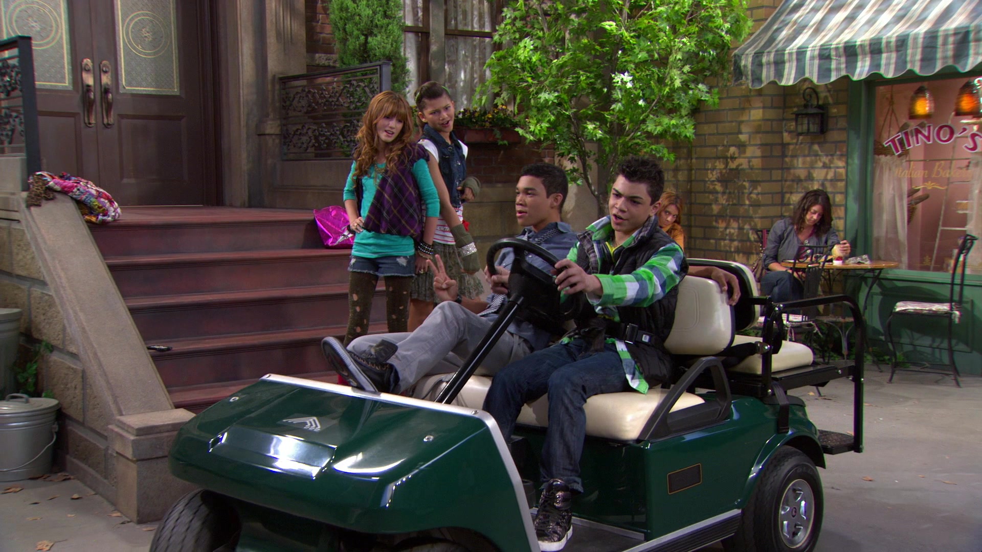 Shake_It_Up_S01E07_1080p_BTD_000660.jpg Shake_It_Up_S01E07_1080p_BTD_000660.jpg