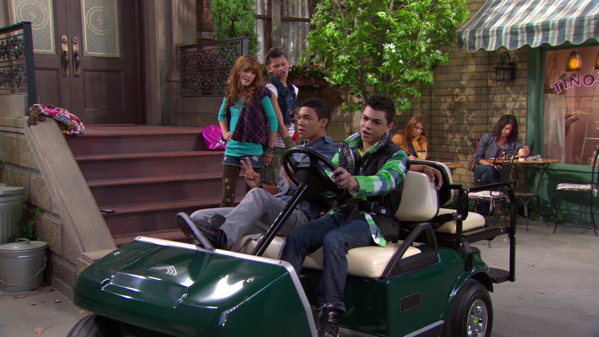 Shake_It_Up_S01E07_1080p_BTD_000661.jpg