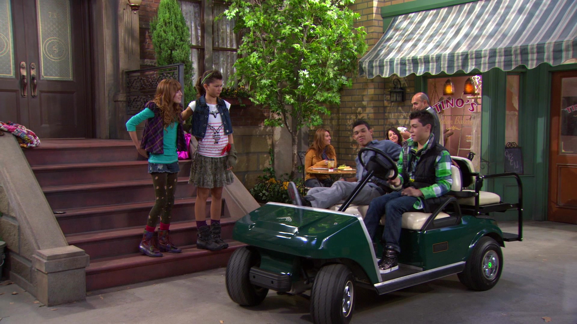 Shake_It_Up_S01E07_1080p_BTD_000762.jpg