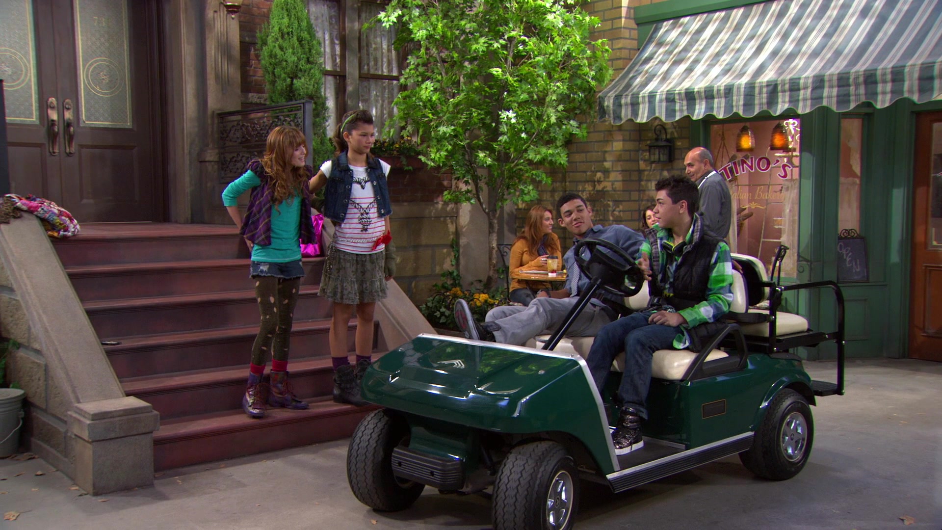 Shake_It_Up_S01E07_1080p_BTD_000763.jpg Shake_It_Up_S01E07_1080p_BTD_000763.jpg