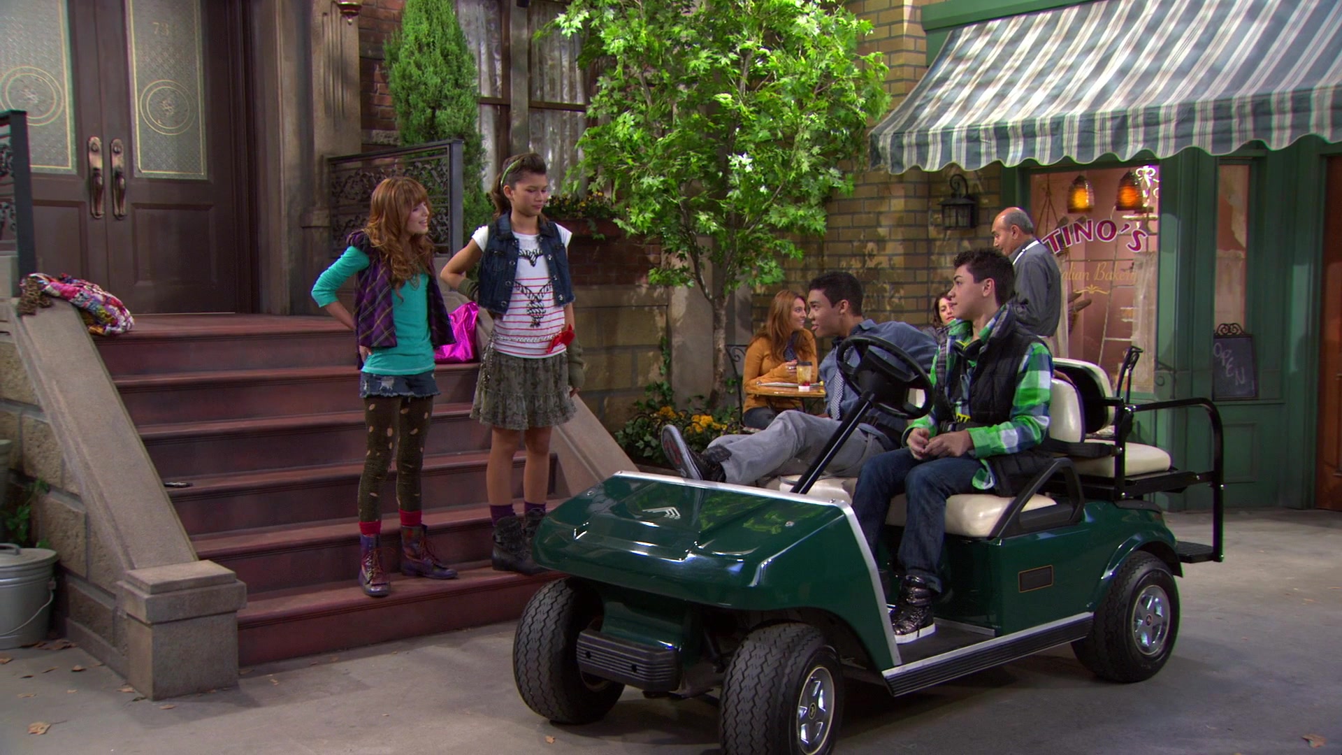Shake_It_Up_S01E07_1080p_BTD_000764.jpg Shake_It_Up_S01E07_1080p_BTD_000764.jpg