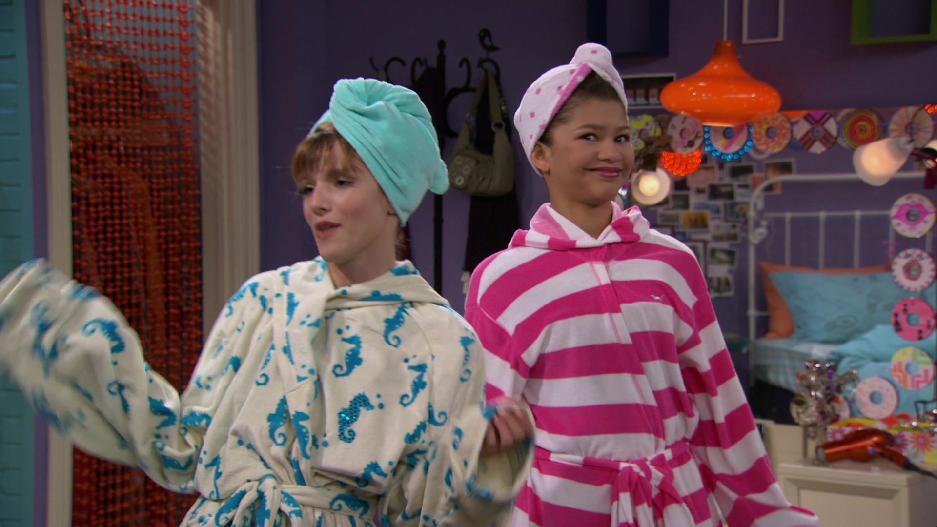 Shake_It_Up_S01E07_1080p_BTD_000905.jpg