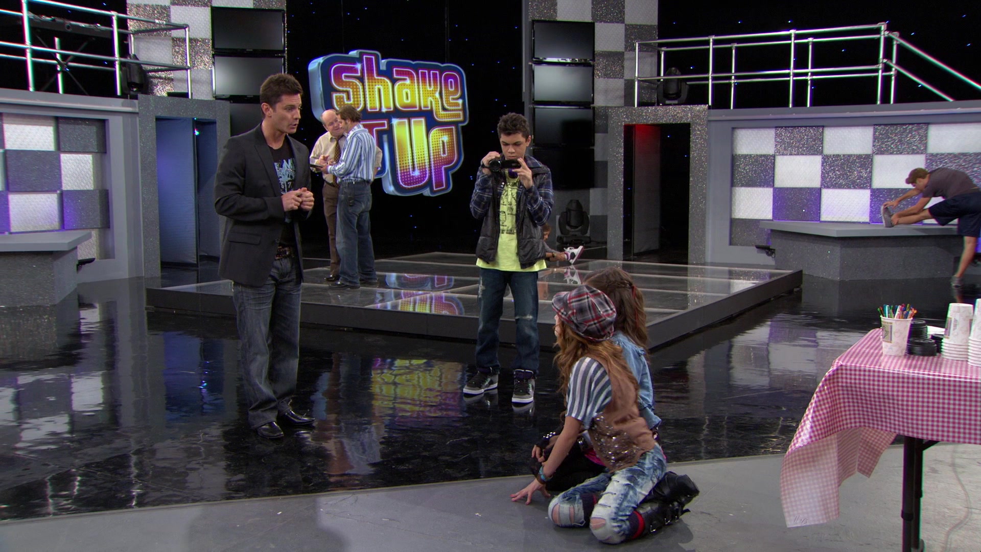 Shake_It_Up_S01E08_1080p_BTD_001276.jpg Shake_It_Up_S01E08_1080p_BTD_001276.jpg