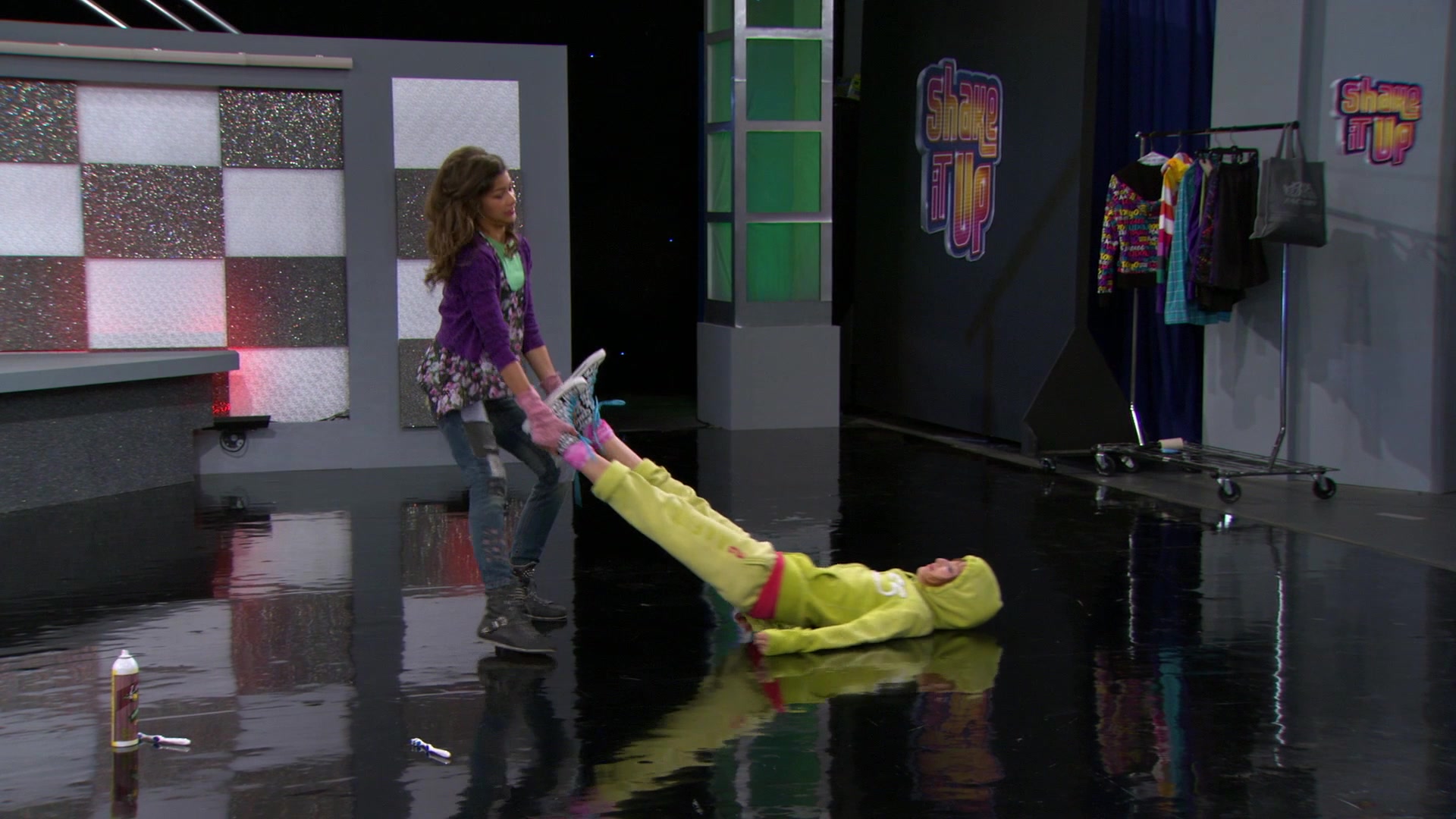 Shake_It_Up_S01E08_1080p_BTD_002227.jpg