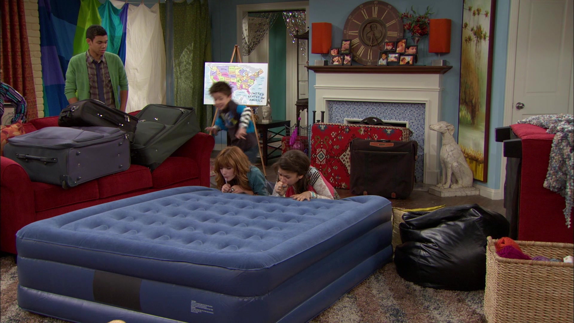 Shake_It_Up_S01E12_1080p_BTD_001201.jpg