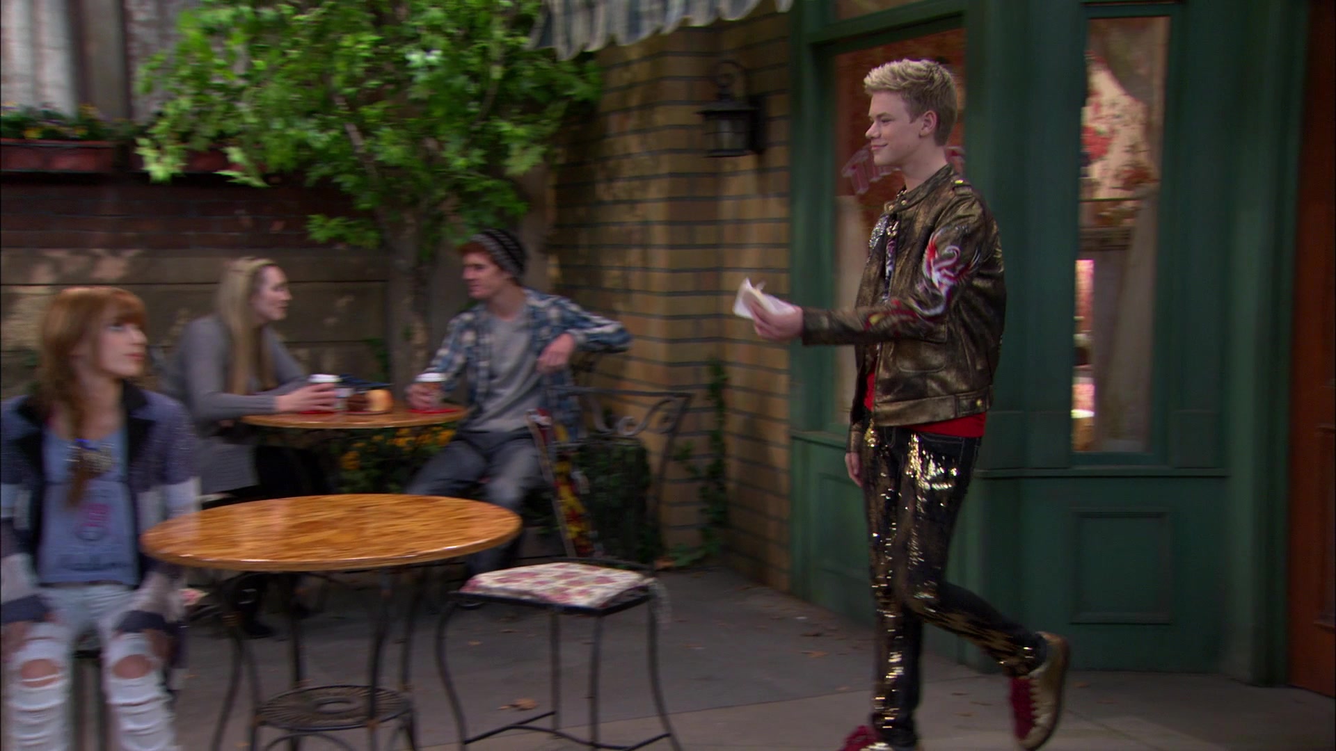Shake_It_Up_S01E14_1080p_BTD_002020.jpg Shake_It_Up_S01E14_1080p_BTD_002020.jpg