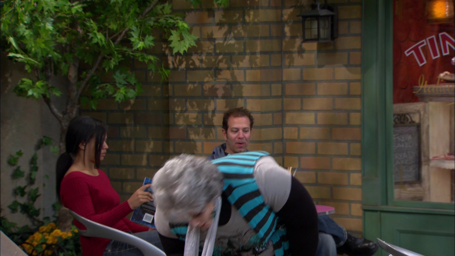 Shake_It_Up_S01E15_1080p_BTD_001830.jpg Shake_It_Up_S01E15_1080p_BTD_001830.jpg