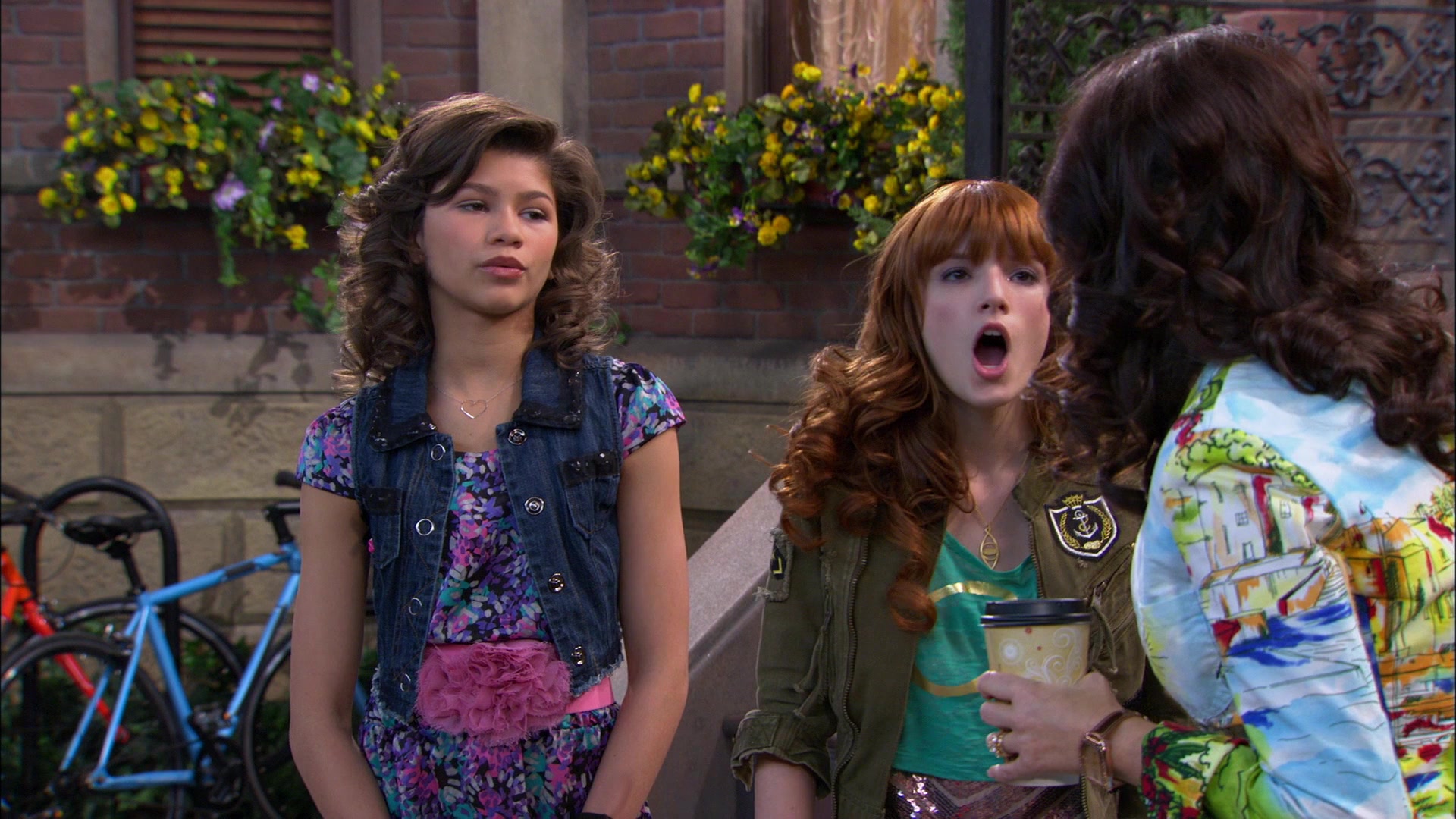 Shake_It_Up_S01E19_1080p_001192.jpg Shake_It_Up_S01E19_1080p_001192.jpg