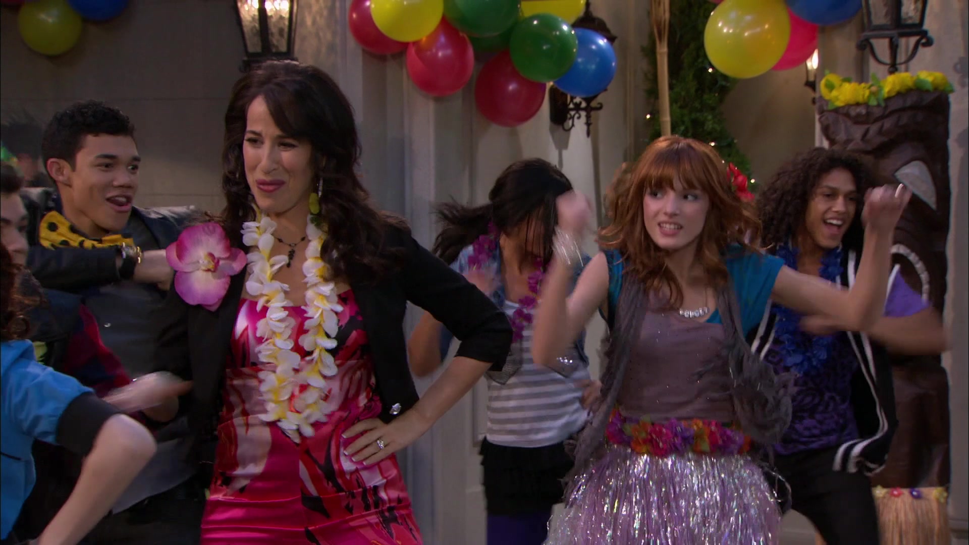 Shake_It_Up_S01E19_1080p_002536.jpg Shake_It_Up_S01E19_1080p_002536.jpg