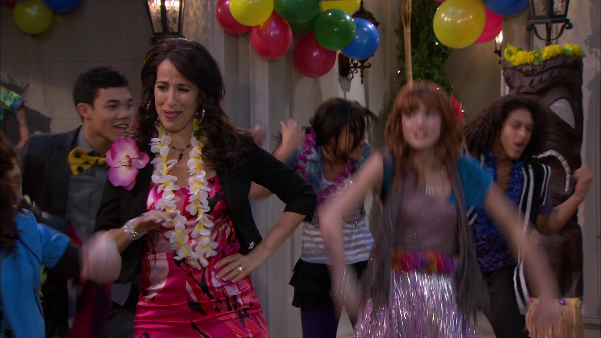 Shake_It_Up_S01E19_1080p_002537.jpg Shake_It_Up_S01E19_1080p_002537.jpg