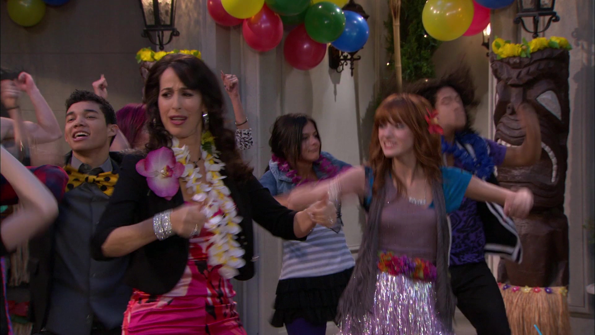 Shake_It_Up_S01E19_1080p_002539.jpg Shake_It_Up_S01E19_1080p_002539.jpg