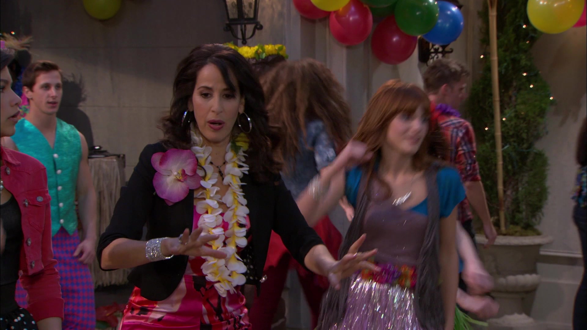 Shake_It_Up_S01E19_1080p_002593.jpg Shake_It_Up_S01E19_1080p_002593.jpg