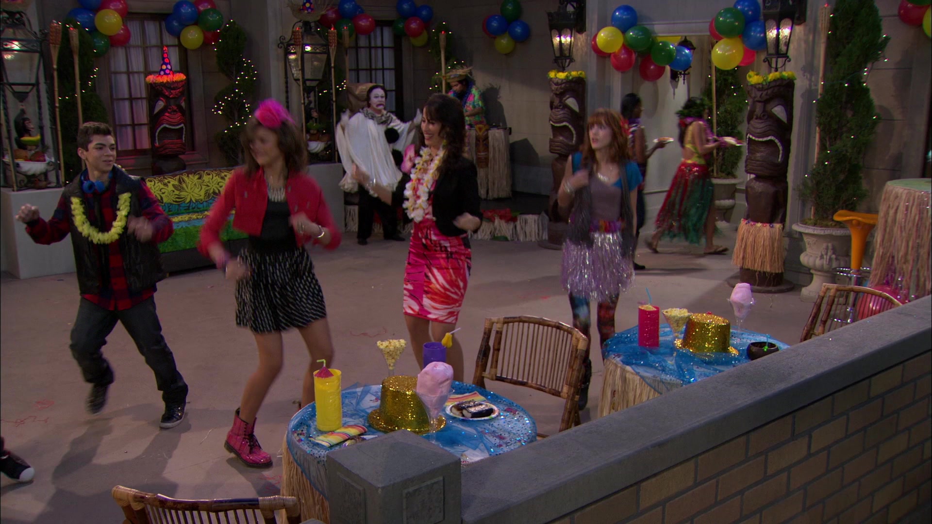 Shake_It_Up_S01E19_1080p_002600.jpg Shake_It_Up_S01E19_1080p_002600.jpg