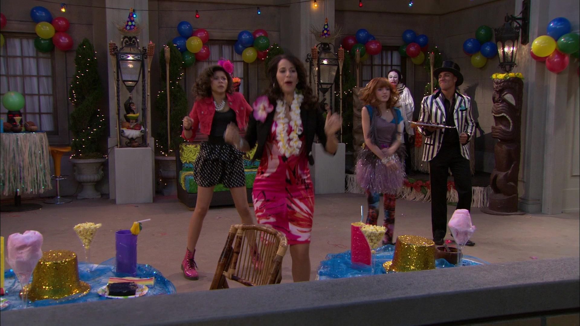 Shake_It_Up_S01E19_1080p_002646.jpg Shake_It_Up_S01E19_1080p_002646.jpg