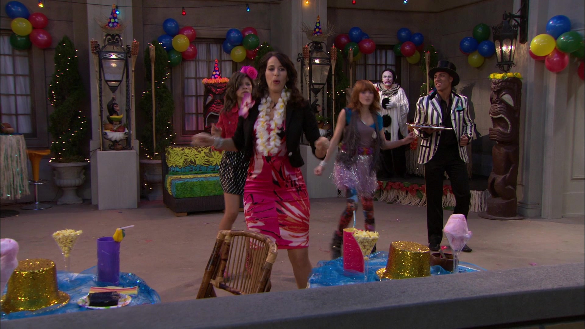 Shake_It_Up_S01E19_1080p_002647.jpg Shake_It_Up_S01E19_1080p_002647.jpg