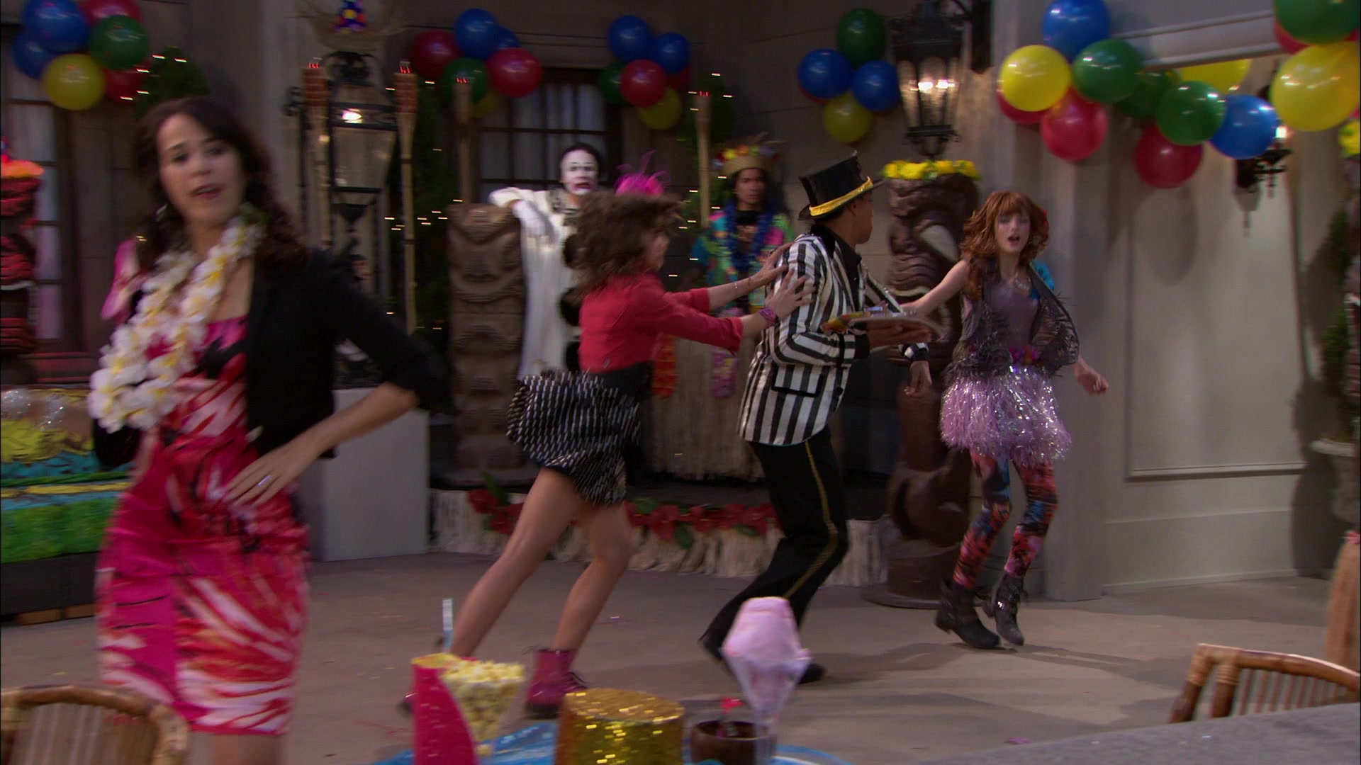 Shake_It_Up_S01E19_1080p_002654.jpg Shake_It_Up_S01E19_1080p_002654.jpg